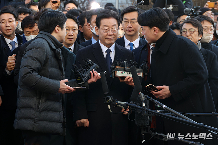 '성남FC 후원금 의혹'을 받고 있는 이재명 더불어민주당 대표가 10일 성남시 수원지방검찰청 성남지청에 조사를 받기 위해 출석하고 있다. ⓒ정의철 기자
