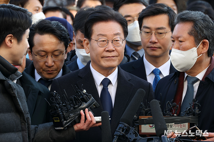 '성남FC 후원금 의혹'을 받고 있는 이재명 더불어민주당 대표가 10일 성남시 수원지방검찰청 성남지청에 조사를 받기 위해 출석하고 있다. ⓒ정의철 기자