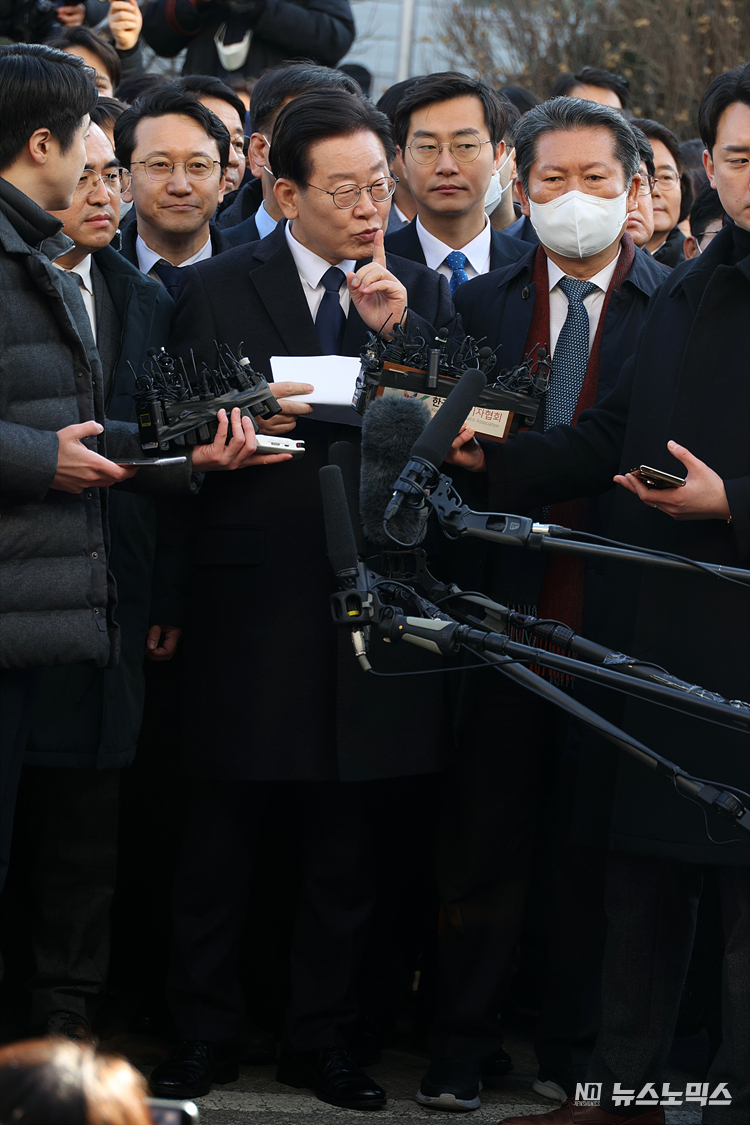 '성남FC 후원금 의혹'을 받고 있는 이재명 더불어민주당 대표가 10일 성남시 수원지방검찰청 성남지청에 조사를 받기 위해 출석해 주변에 구호 자제를 요청하고 있다. ⓒ정의철 기자