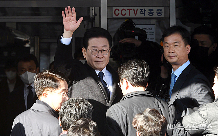 '성남FC 후원금 의혹'을 받고 있는 이재명 더불어민주당 대표가 10일 성남시 수원지방검찰청 성남지청에 조사를 받기 위해 출석전 지지자들에게 인사하고 있다. ⓒ사진공동취재단