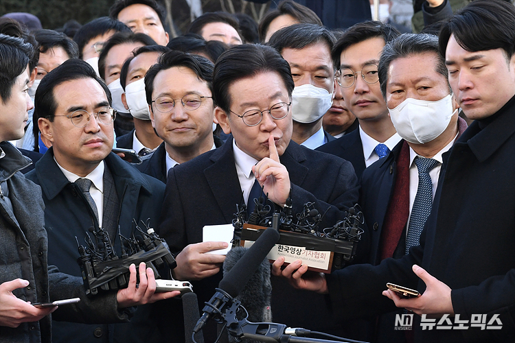 '성남FC 후원금 의혹'을 받고 있는 이재명 더불어민주당 대표가 10일 성남시 수원지방검찰청 성남지청에 조사를 받기 위해 출석하며 구호를 외치는 주변 시민들에게 자제를 요청하고 있다.. ⓒ사진공동취재단
