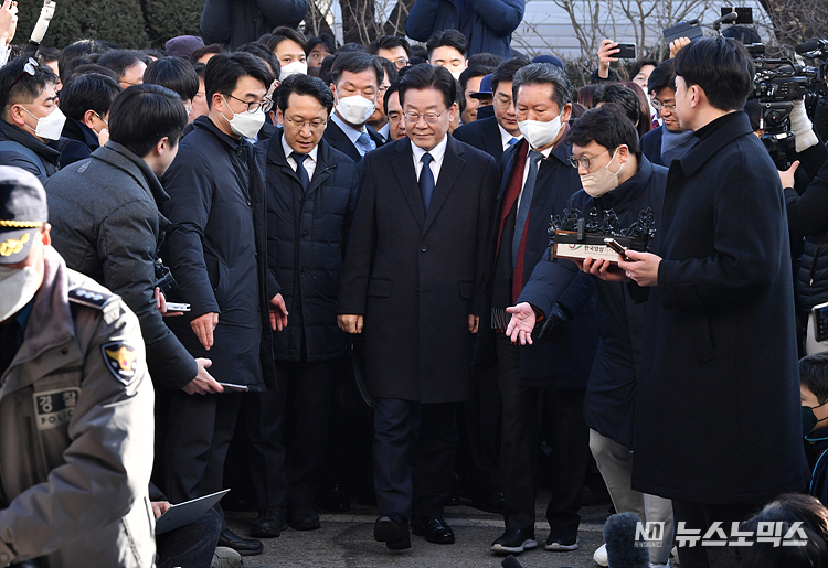 '성남FC 후원금 의혹'을 받고 있는 이재명 더불어민주당 대표가 10일 성남시 수원지방검찰청 성남지청에 조사를 받기 위해 출석하고 있다. ⓒ사진공동취재단