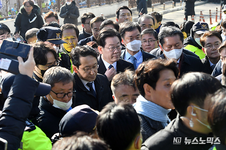 '성남FC 후원금 의혹'을 받고 있는 이재명 더불어민주당 대표가 10일 성남시 수원지방검찰청 성남지청에 조사를 받기 위해 출석하고 있다. ⓒ사진공동취재단