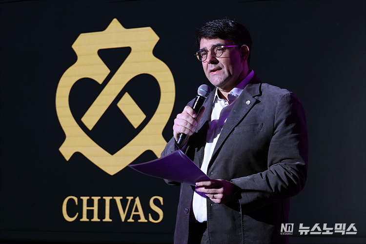페르노리카코리아 대표 위스키 시바스가 브랜드 팝업스토어 'CHIVAS REGAL GIL(시바스 리갈 길)' 오픈을 하루 앞두고 11일 서울 강남구 압구정로데오 팝업 매장에서 열린 미디어데이에서 프란츠 호튼(Frantz Hotton) 대표가 기념사를 전하고 있다. ⓒ정의철 기자