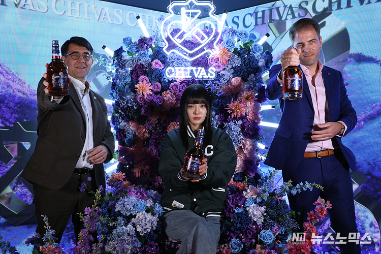 페르노리카코리아 대표 위스키 시바스가 브랜드 팝업스토어 'CHIVAS REGAL GIL(시바스 리갈 길)' 오픈을 하루 앞두고 11일 서울 강남구 압구정로데오 팝업 매장에서 열린 미디어데이에서 프란츠 호튼 대표(왼쪽)와 미구엘 파스칼 마케팅 전무(오른쪽)가 모델과 포토행사를 하고 있다. ⓒ정의철 기자