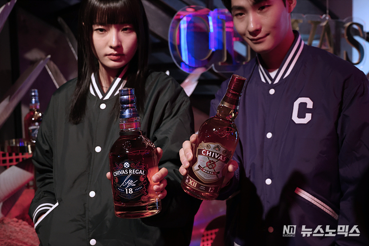 페르노리카코리아 대표 위스키 시바스가 브랜드 팝업스토어 'CHIVAS REGAL GIL(시바스 리갈 길)' 오픈을 하루 앞두고 11일 서울 강남구 압구정로데오 팝업 매장에서 열린 미디어데이에서 모델들이 포토 행사를 하고 있다. ⓒ정의철 기자