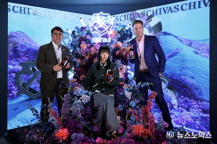 페르노리카코리아 대표 위스키 시바스가 브랜드 팝업스토어 'CHIVAS REGAL GIL(시바스 리갈 길)' 오픈을 하루 앞두고 11일 서울 강남구 압구정로데오 팝업 매장에서 열린 미디어데이에서 프란츠 호튼 대표(왼쪽)와 미구엘 파스칼 마케팅 전무(오른쪽)가 모델과 포토행사를 하고 있다. ⓒ정의철 기자