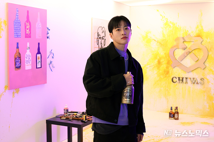 페르노리카코리아 대표 위스키 시바스가 브랜드 팝업스토어 'CHIVAS REGAL GIL(시바스 리갈 길)' 오픈을 하루 앞두고 11일 서울 강남구 압구정로데오 팝업 매장에서 열린 미디어데이에서 드로잉 작가 필독이 포토행사를 하고 있다. ⓒ정의철 기자