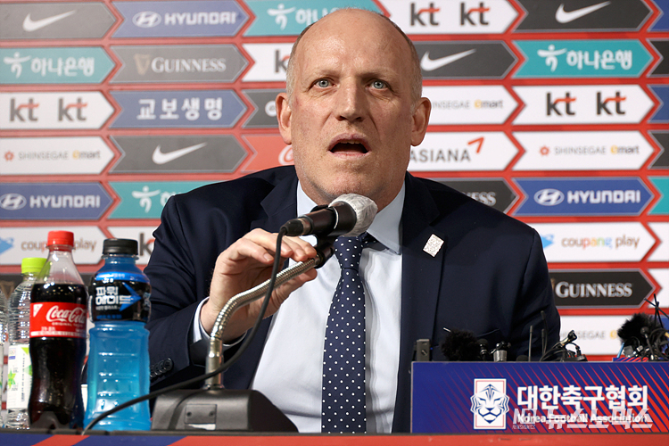 미하엘 뮐러 신임 국가대표전력강화위원장이 11일 서울 종로구 축구회관에서 취임 기자회견을 열고 취재진의 질문에 답변하고 있다. ⓒ정의철 기자