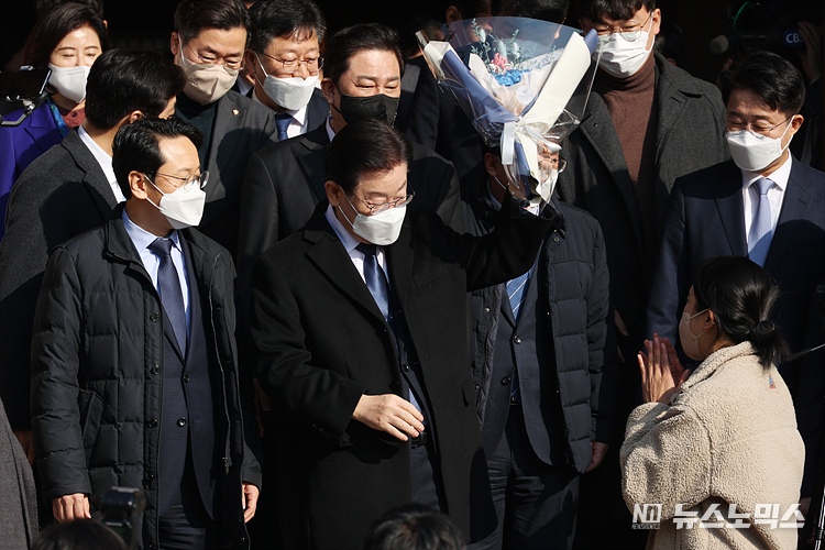 이재명 더불어민주당 대표가 12일 서울 여의도 국회 사랑재에서 열린 '2023년 신년기자회견'을 마치고 나오며 지지자에게 꽃다발을 받아 인사하고 있다. ⓒ정의철 기자