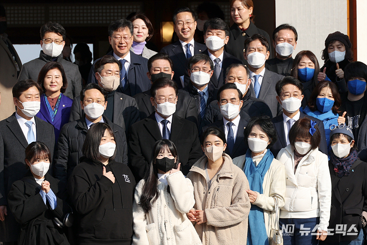 이재명 더불어민주당 대표가 12일 서울 여의도 국회 사랑재에서 열린 '2023년 신년기자회견'을 마치고 나오며 지지자들과 기념촬영하고 있다. ⓒ정의철 기자