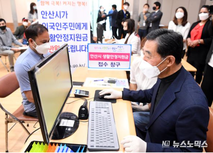 <strong> Kim Ha Jun and Ansan City Mayor Yoon Hwa-seop at Ansan city hall while giving services of 'Corona Life support fund" during Covid-19</strong>