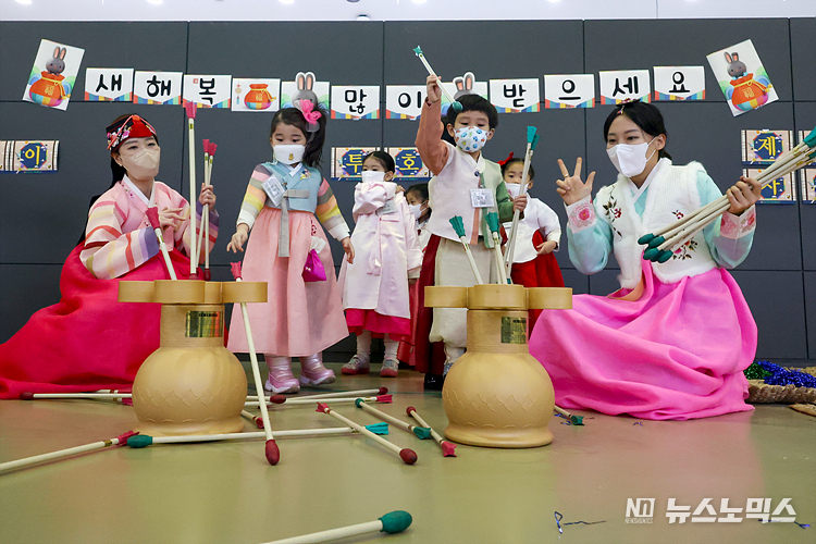설을 앞둔 16일 서울 서초구 농협 하나로마트 양재점에서 어린이들이 제기타기, 투호 던지기, 윷놀이 등 전통놀이를 체험하고 있다. ⓒ정의철 기자
