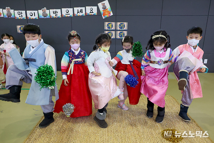 설을 앞둔 16일 서울 서초구 농협 하나로마트 양재점에서 어린이들이 제기타기, 투호 던지기, 윷놀이 등 전통놀이를 체험하고 있다. ⓒ정의철 기자