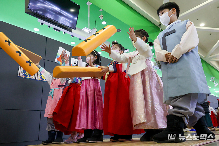 설을 앞둔 16일 서울 서초구 농협 하나로마트 양재점에서 어린이들이 제기타기, 투호 던지기, 윷놀이 등 전통놀이를 체험하고 있다. ⓒ정의철 기자