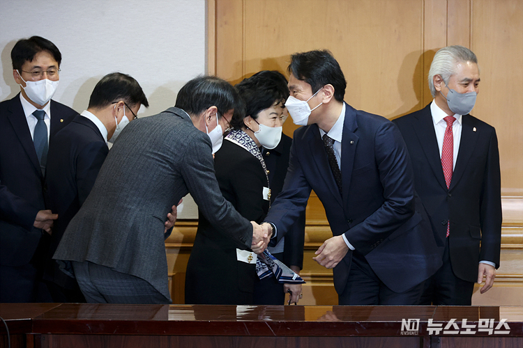 이복현 금융감독원장이 18일 서울 중구 은행연합회에서 열린 17개 시중 은행장과의 간담회에 참석하며 은행장들과 인사하고 있다. ⓒ정의철 기자