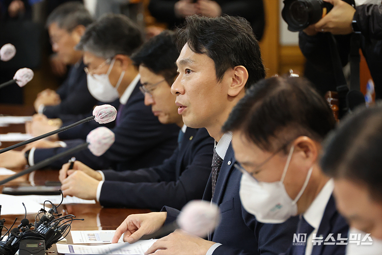이복현 금융감독원장이 18일 서울 중구 은행연합회에서 열린 17개 시중 은행장들과의 간담회에 참석해 발언하고 있다. ⓒ정의철 기자