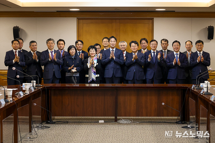 이복현 금융감독원장과 17개 시중 은행장들이 18일 서울 중구 은행연합회에서 열린 간담회에 참석해 기념촬영하고 있다. ⓒ정의철 기자