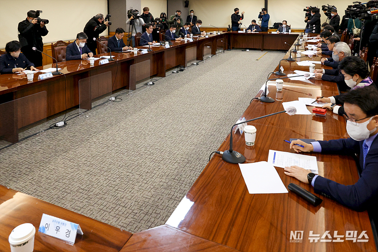 이복현 금융감독원장이 18일 서울 중구 은행연합회에서 열린 17개 시중 은행장들과의 간담회에 참석해 발언하고 있다. ⓒ정의철 기자