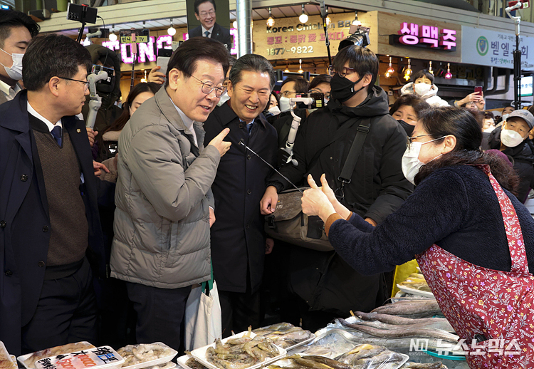 이재명 더불어민주당 대표가 설 명절을 앞두고 18일 오후 서울 마포구 망원시장을 방문해 상인들과 인사하고 있다. ⓒ정의철 기자(공동취재)