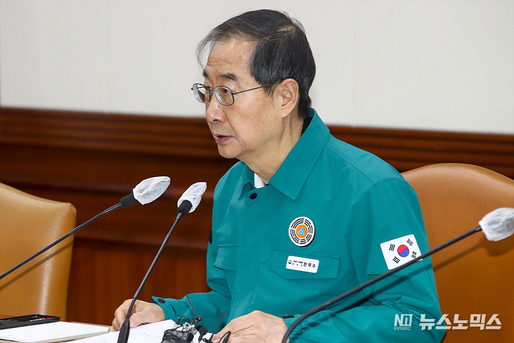 한덕수 국무총리가 20일 서울 종로구 정부서울청사에서 열린 코로나19 중앙재난안전대책본부(중대본)회의를 주재하며 발언하고 있다. ⓒ정의철 기자