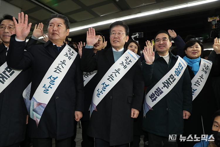 더불어민주당 이재명 대표와 박홍근 원내대표, 최고위원들이 20일 서울 용산구 용산역에서 설 명절을 맞아 귀성 인사를 하고 있다. ⓒ정의철 기자(공동취재)