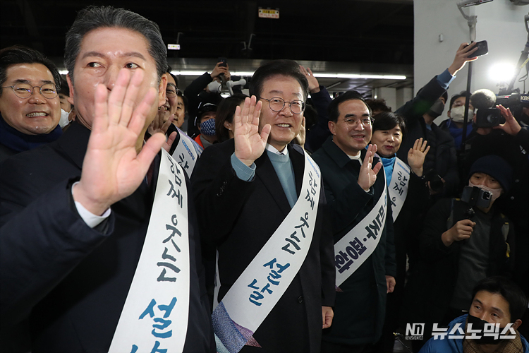 더불어민주당 이재명 대표와 박홍근 원내대표, 최고위원들이 20일 서울 용산구 용산역에서 설 명절을 맞아 귀성 인사를 하고 있다. ⓒ정의철 기자(공동취재)