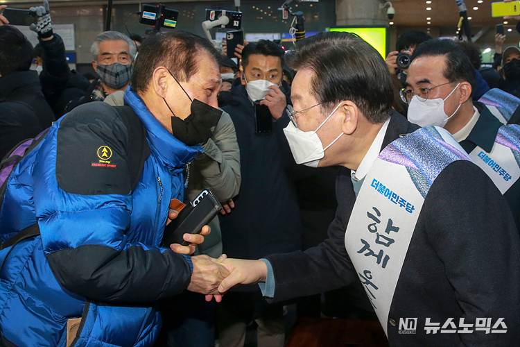 더불어민주당 이재명 대표와 박홍근 원내대표, 최고위원들이 20일 서울 용산구 용산역에서 설 명절을 맞아 귀성 인사를 하고 있다. ⓒ정의철 기자(공동취재)