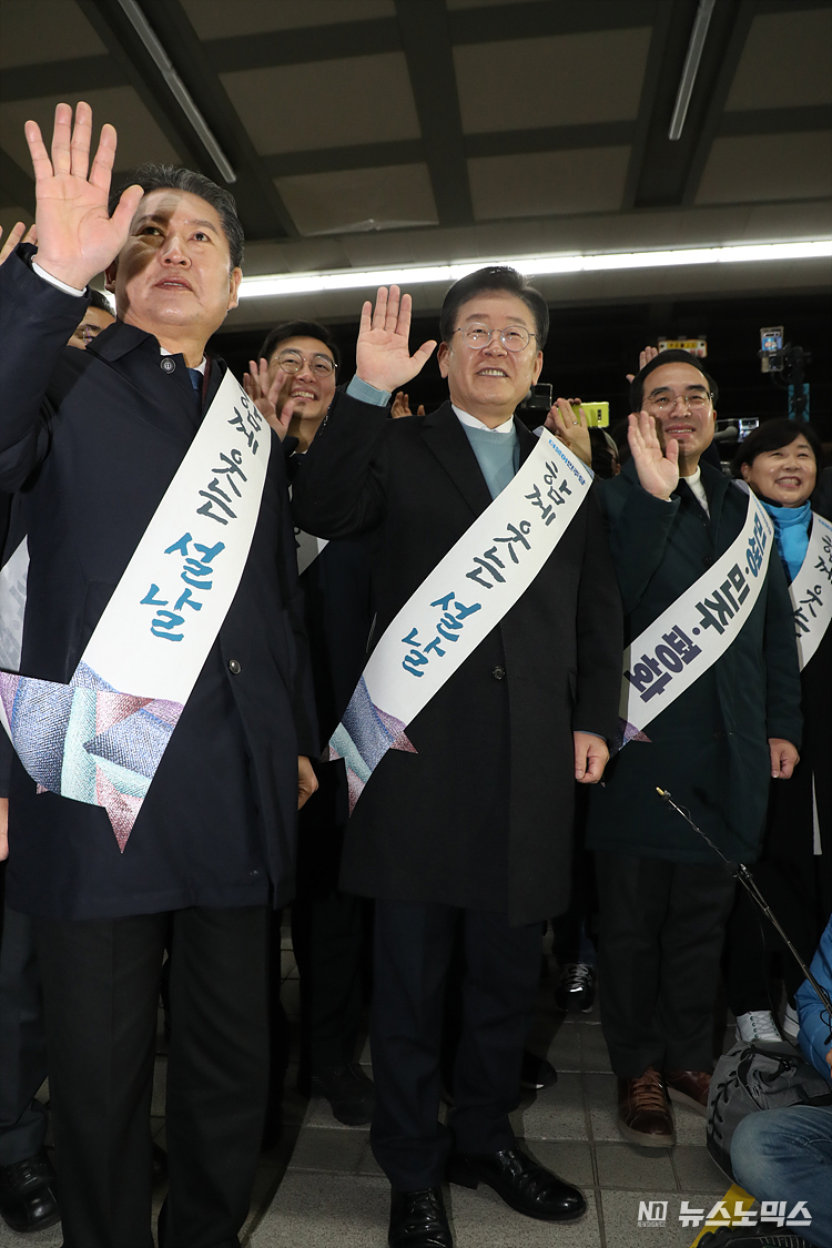 더불어민주당 이재명 대표와 박홍근 원내대표, 최고위원들이 20일 서울 용산구 용산역에서 설 명절을 맞아 귀성 인사를 하고 있다. ⓒ정의철 기자(공동취재)