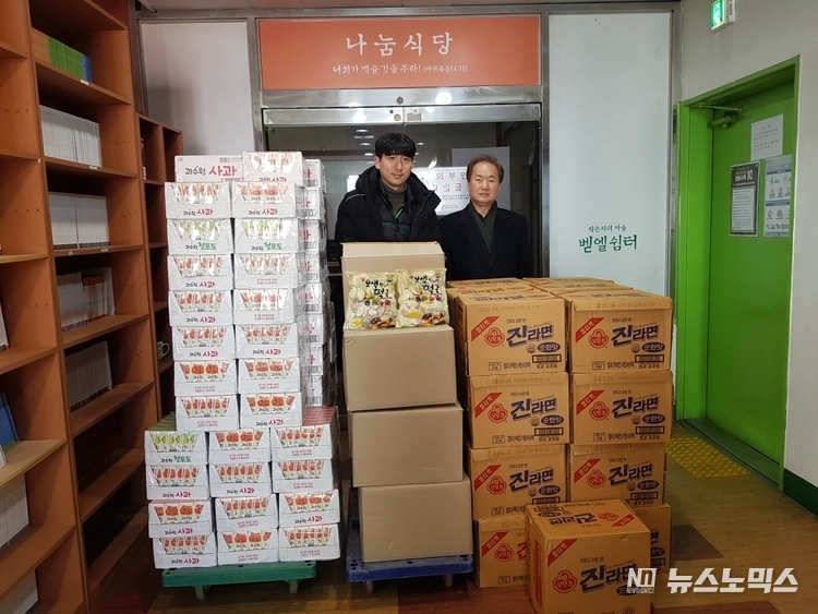 완도금일수협은 20일 기아대책을 통해 노숙인 복지시설에 600만원 상당의 설명절 선물로, 라면과 떡국, 음료 등 300세트를 전달했다./사진=완도금일수협