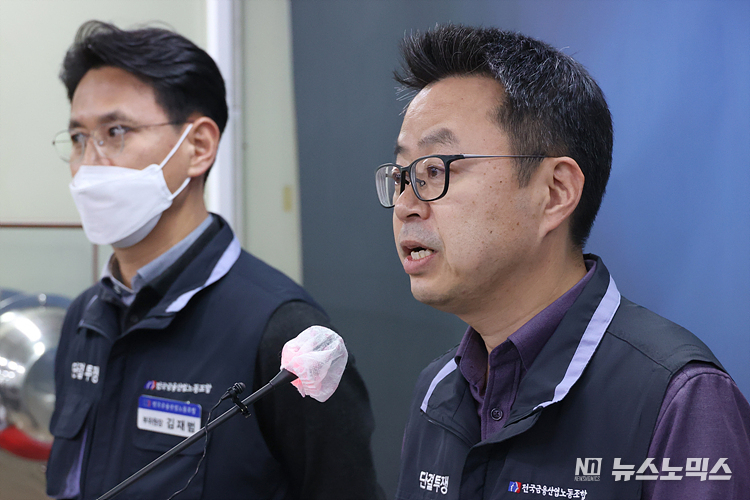 전국금융산업노조 박홍배 위원장이 30일 서울 중구 노조 회의실에서 이날부터 시행된 시중은행 단축 영업 종료(오전 9시∼오후 4시까지 영업)와 관련해 입장을 밝히는 기자간담회를 하고 있다. ⓒ정의철 기자