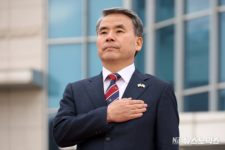 이종섭 국방부 장관이 31일 서울 용산구 국방부에서 한미국방장관회담에 앞서 의장대 사열을 받으며 국민의례하고 있다. ⓒ정의철 기자