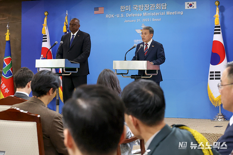 이종섭 국방부 장관(오른쪽)과 로이드 오스틴 미 국방 장관이 31일 서울 용산구 국방부에서 한미국장장관회담을 마친 후 공동기자회견을 하고 있다. ⓒ정의철 기자