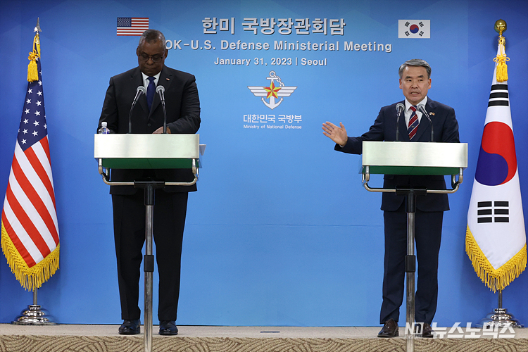 이종섭 국방부 장관(오른쪽)과 로이드 오스틴 미 국방 장관이 31일 서울 용산구 국방부에서 한미국장장관회담을 마친 후 공동기자회견을 하고 있다. ⓒ정의철 기자