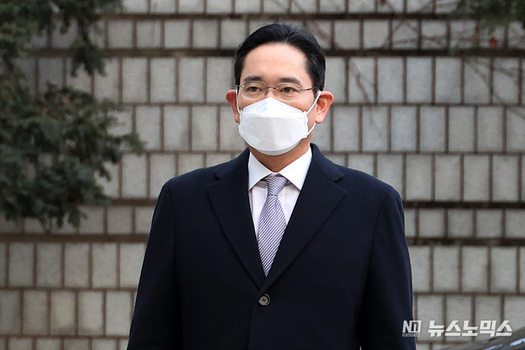 취임 100일을 맞은 이재용 삼성전자 회장이 3일 서울 서초구 서울중앙지방법원에 삼성물산과 제일모직 부당 합병과 이를 위한 회계 부정을 지시한 혐의 공판에 출석하고 있다. ⓒ정의철 기자