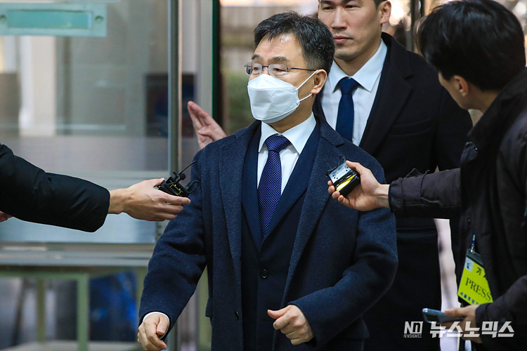 뇌물공여 혐의로 기소된 화천대유자산관리 대주주 김만배 씨가 8일 서초구 서울중앙지법에서 열린 대장동 개발 사업 로비 특혜 의혹 관련 1심 선고 공판에 출석하고 있다. ⓒ정의철 기자(공동취재)