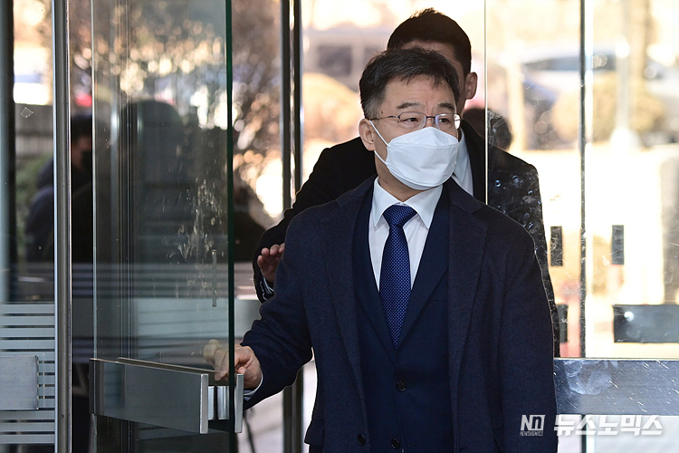 뇌물공여 혐의로 기소된 화천대유자산관리 대주주 김만배 씨가 8일 서초구 서울중앙지법에서 열린 대장동 개발 사업 로비 특혜 의혹 관련 1심 선고 공판에 출석하고 있다. ⓒ정의철 기자(공동취재)