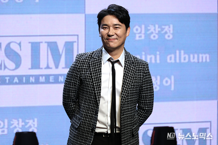 가수 임창정이 8일 오후 서울 강남구 일지아트홀에서 진행된 미니 3집 '멍청이' 발매기념 쇼케이스에 참석해 포즈를 취하고 있다. ⓒ정의철 기자