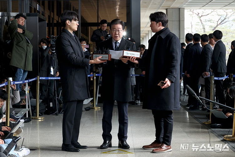위례 신도시·대장동 개발사업 비리 의혹을 받고 있는 이재명 더불어민주당 대표가 2차 검찰 조사를 받기 위해서 10일 서울 서초구 서울중앙지방검찰청에 출석해 입장을 밝히고 있다. ⓒ정의철 기자