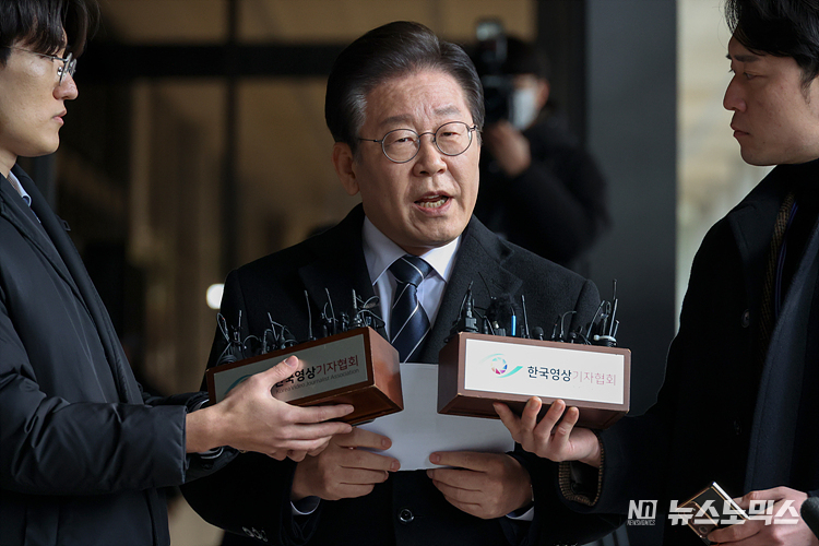 위례 신도시·대장동 개발사업 비리 의혹을 받고 있는 이재명 더불어민주당 대표가 2차 검찰 조사를 받기 위해서 10일 서울 서초구 서울중앙지방검찰청에 출석해 입장을 밝히고 있다. ⓒ정의철 기자
