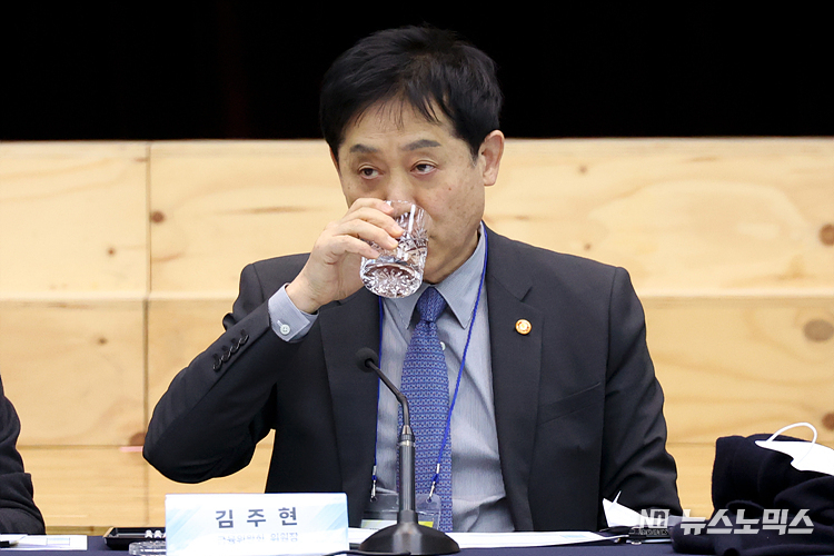 김주현 금융위원장이 14일 서울 중구 예금보험공사에서 열린 2023년 금융발전의회 전체회의 참석해 목을 축이고 있다. ⓒ정의철 기자