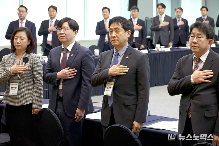 김주현 금융위원장이 14일 서울 중구 예금보험공사에서 열린 2023년 금융발전의회 전체회의 참석해 국민의례하고 있다. ⓒ정의철 기자