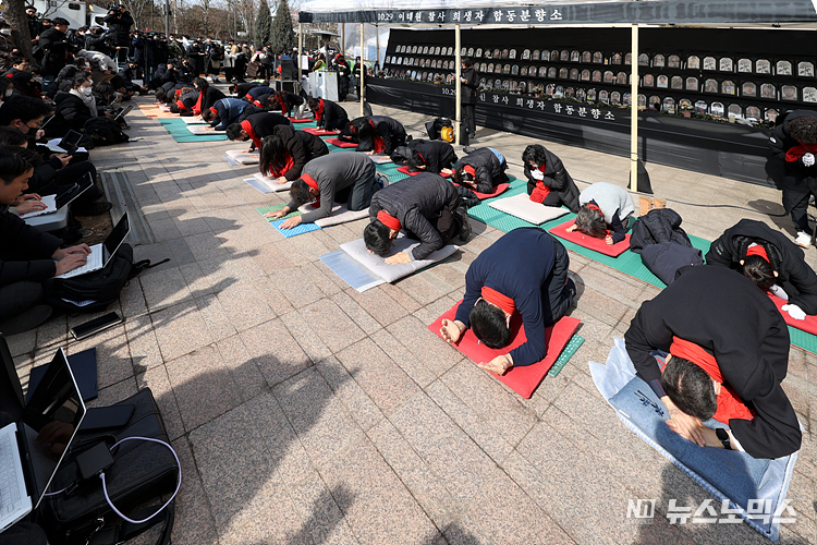10·29 이태원참사 유가족협의회와 시민대책위원회가 서울시의 자진 철거 권고 기한인 15일 서울 중구 서울시청광장에 마련된 합동분향소에서 희쟁자를 추모하는 159배를 하고 있다. ⓒ정의철 기자