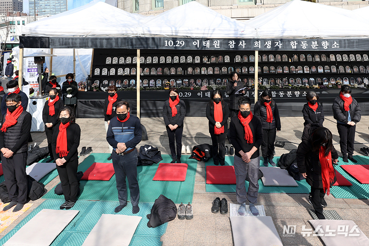 10·29 이태원참사 유가족협의회와 시민대책위원회가 서울시의 자진 철거 권고 기한인 15일 서울 중구 서울시청광장에 마련된 합동분향소에서 희쟁자를 추모하는 159배를 하고 있다. ⓒ정의철 기자