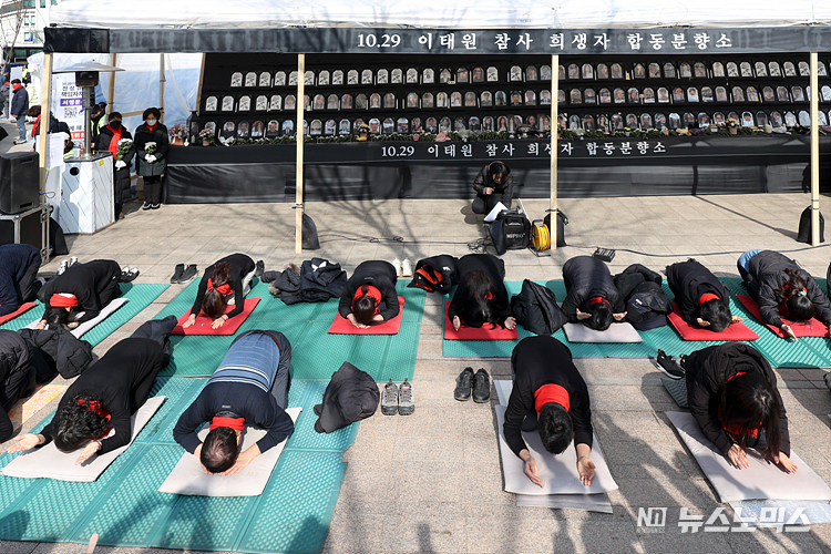 10·29 이태원참사 유가족협의회와 시민대책위원회가 서울시의 자진 철거 권고 기한인 15일 서울 중구 서울시청광장에 마련된 합동분향소에서 희쟁자를 추모하는 159배를 하고 있다. ⓒ정의철 기자