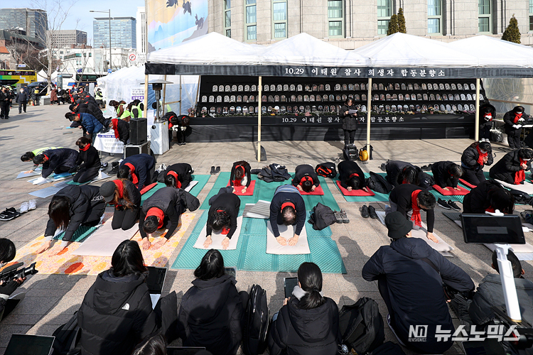 10·29 이태원참사 유가족협의회와 시민대책위원회가 서울시의 자진 철거 권고 기한인 15일 서울 중구 서울시청광장에 마련된 합동분향소에서 희쟁자를 추모하는 159배를 하고 있다. ⓒ정의철 기자