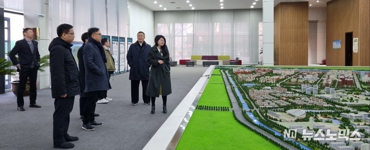 (사)한중글로벌협회(회장·우수근) 관계자들은 지난 16일 중국 텐진시를 방문,, 중국의 대형 투자그룹과 공동 추진하는 초대형 '헬스케어 스마트시티 프로젝트' 전시관을 둘러보고 있다/사진=(사)한중글로벌협회