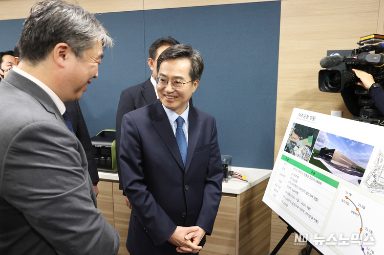 16일 오후 경기도청 상황실에서 방성용 (주)그리너지 대표가 김동연 경기도지사에게 K-배터리 투자유치 협약식장에 전시된 K-배터리 신소재 시설 구축을 위한 현황 설명과 제품들에 관한 현황을 설명하고 있다./사진=경기도.