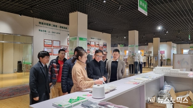 (사)한중글로벌협회 우수근 회장 일행은 지난 22일 중국 안휘(安徽)성에 위치한 대형 친환경 바이오 그룹인 F그룹을 방문, 전시관을 둘러보고 있다./사진=사)한중글로벌협회
