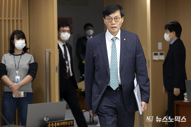 이창용 한국은행 총재가 23일 서울 중구 한국은행에서 열린 금융통화위원회 통화정책방향 회의에 참석하고 있다. ⓒ사진공동취재단